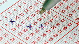Hombre gana premio mayor de la lotería en EE.UU. y se lleva 1.350 millones de dólares