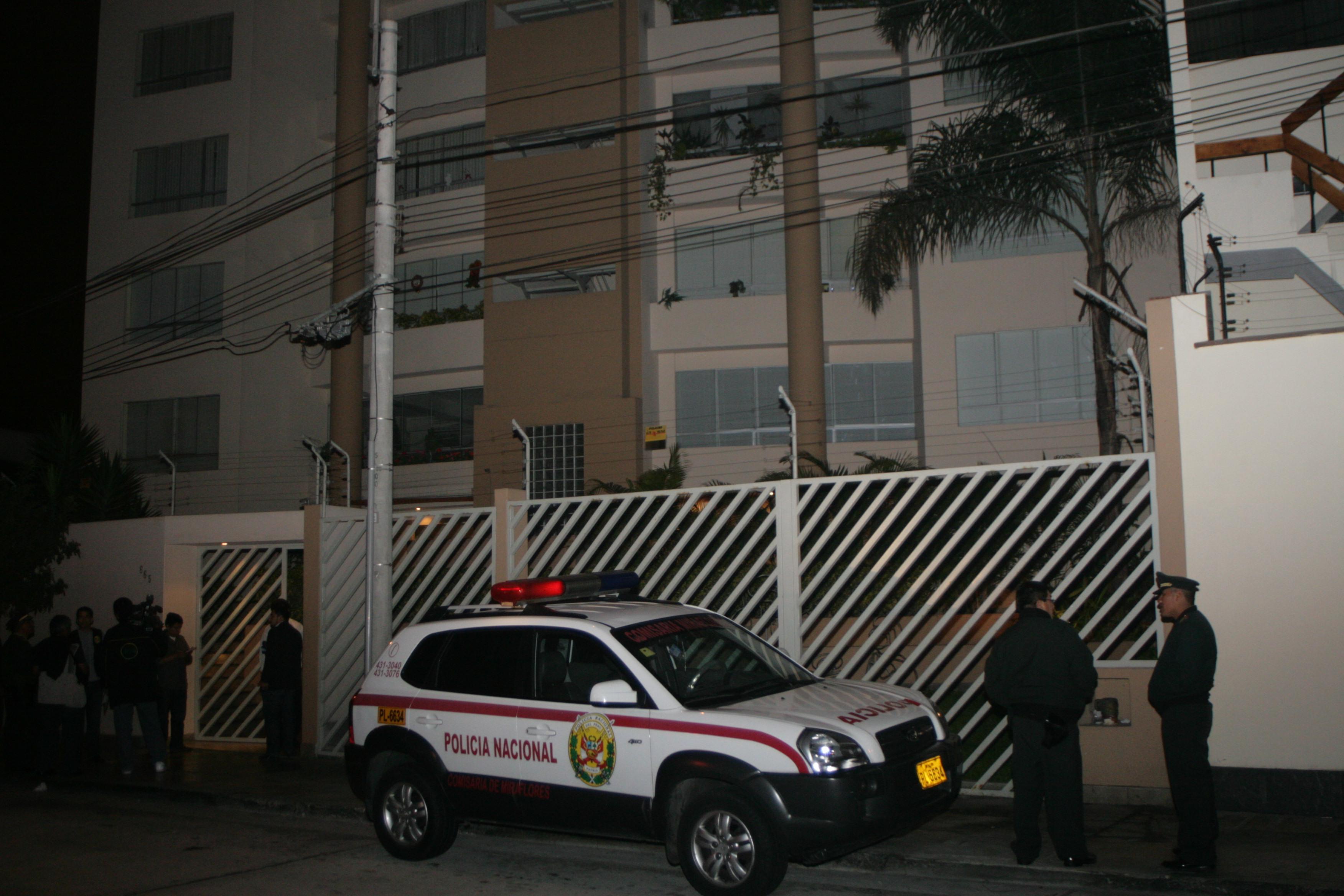 Hombre desnudo cae desde cuarto piso de edificio en Miraflores