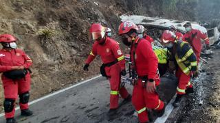 Apurímac: Dieciséis muertos deja caída de bus a un abismo en Huallpachaca │FOTOS Y VIDEO
