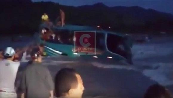 Piura: más de 30 pasajeros se salvan de milagro al pasar quebrada (VIDEO)
