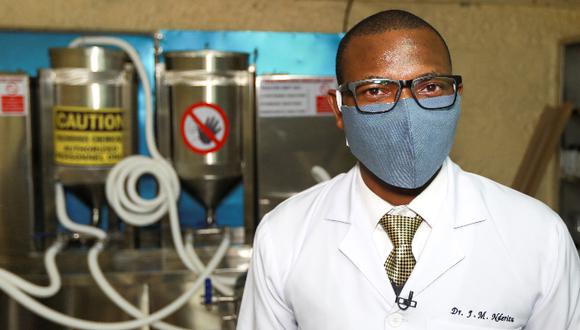 Médico de Kenia inventa "nanomascarilla" reutilizable (lavable) que mata coronavirus al simple contacto.
