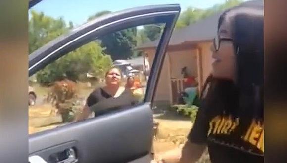 Madre agarra a 'chancletazos' a hija por hacer reto viral (VIDEO)