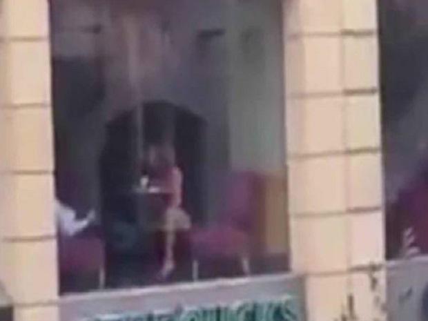 YouTube: Captan a mujer "tocándose" en pleno Starbucks [VIDEO]