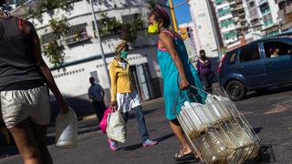 El drama de los venezolanos por agua y combustible en medio de la cuarentena | FOTOS