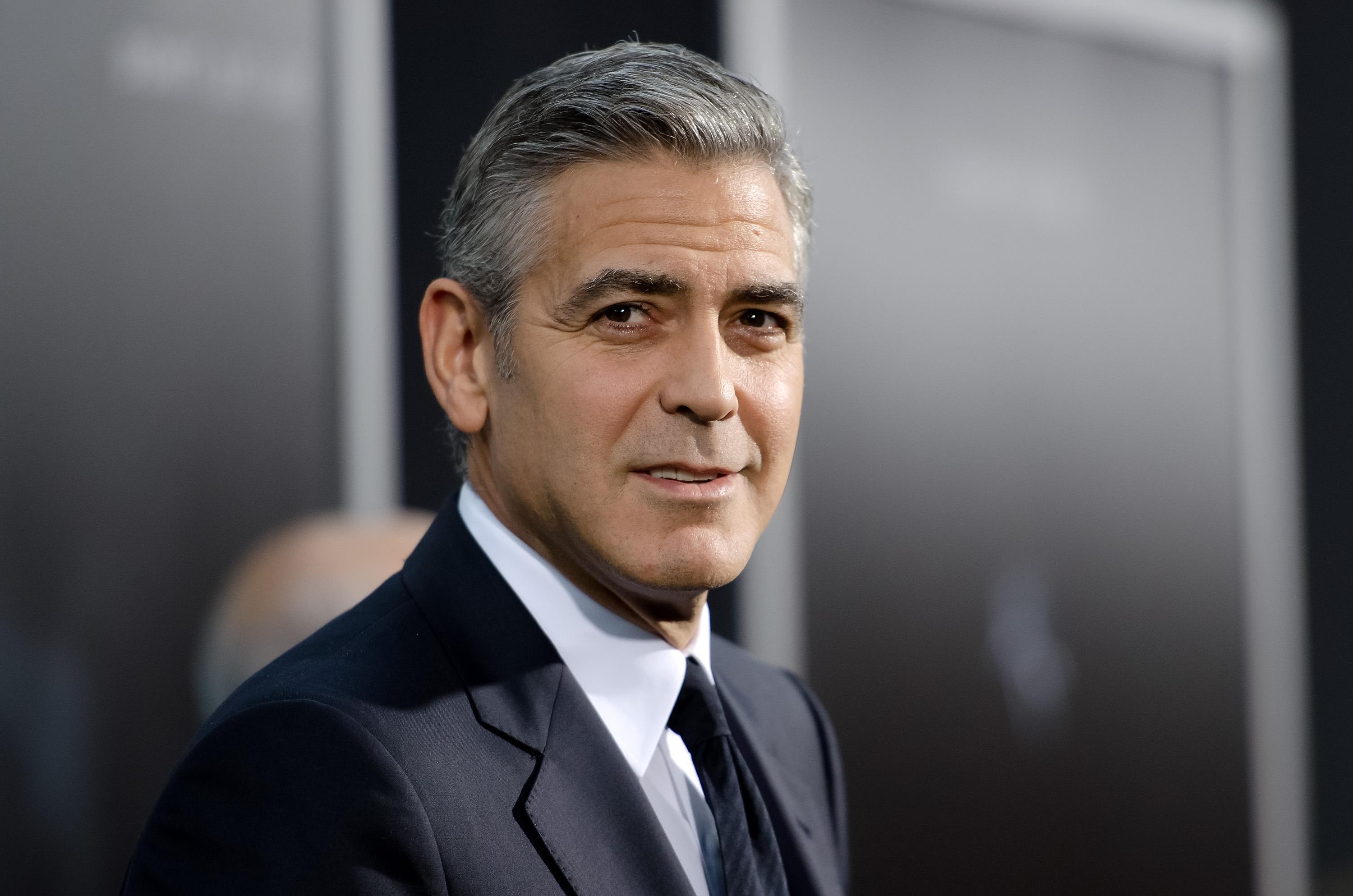 George Clooney explota y llama "idiota" a Donald Trump