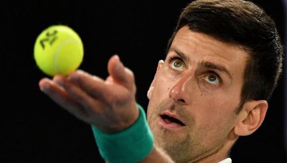 Novak Djokovic realizó algunos gestos desde el hotel en Australia donde se encuentra. (Foto: AFP)