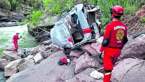 Cinco muertos y ocho heridos fue el saldo que dejó la volcadura y el despiste de una camioneta cargado con más de 20 pasajeros hacia un abismo en la localidad de Urumba Alto, en Cajamarca.
