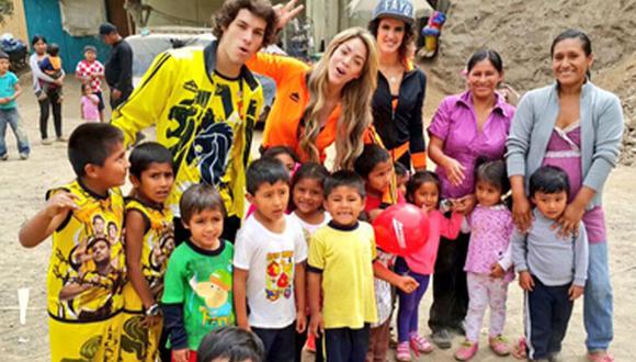 Sheyla Rojas y Patricio Parodi llevaron alegría a niños de Villa María del Triunfo