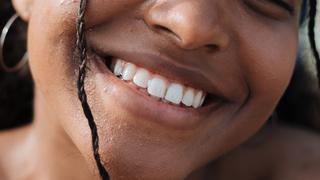 5 maneras sencillas de blanquear naturalmente los dientes en casa 