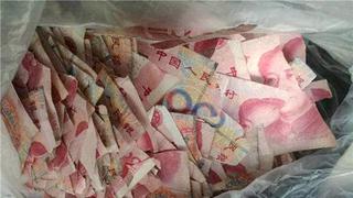China: niño juega y hace pedazos billetes por un valor de 6.500 euros 
