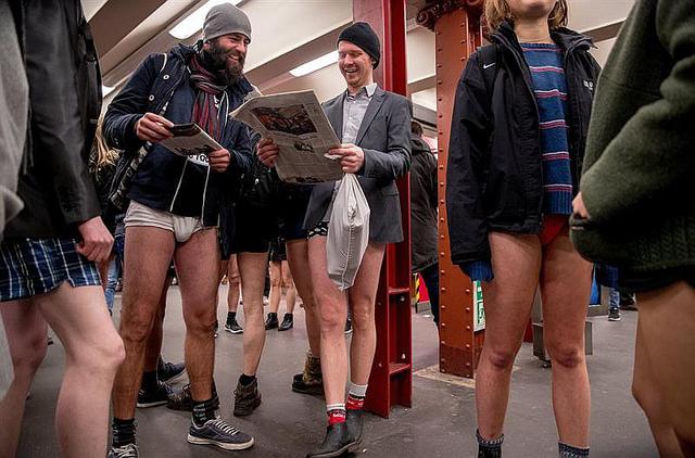 Alemania: Berlineses se calatean y quedan sin pantalones al viajar en el metro (FOTOS)