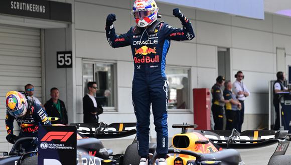 Max Verstappen en los pits, a su llegada.
