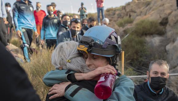 La deportista española Beatriz Flamini (D) abraza a un familiar al salir de una cueva en Los Gauchos, cerca de Motril, el 14 de abril de 2023 después de pasar 500 días adentro (Foto de JORGE GUERRERO / AFP)