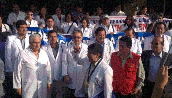 Más de 40 mil médicos de Essalud
y el Minsa iniciaron huelga
