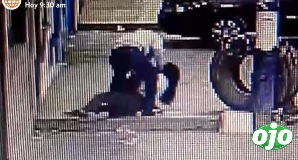 Asaltante arroja al suelo a joven y la despoja de su celular en Comas (VIDEO)