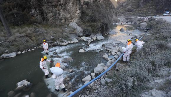 El lunes se volcó un camión que transportaba el mineral en la carretera Canta-Cerro de Pasco, lo que causó la muerte de unas 39.000 truchas en piscigranjas.