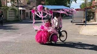 Padre decora su triciclo de rosa para pasear a su hija en su quinceañero | FOTO