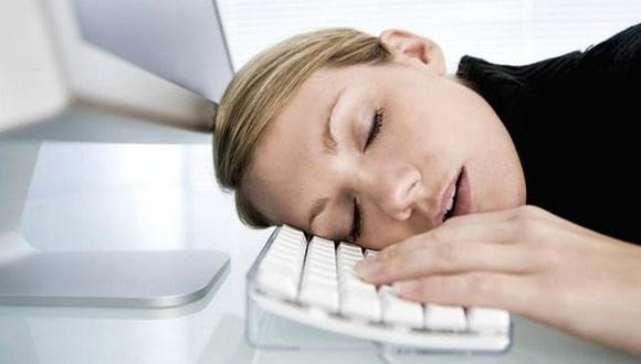 Dormir una siesta en el trabajo ayuda a tu salud y rendimiento