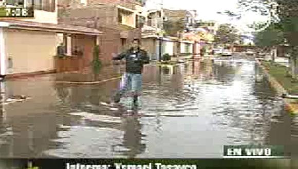 Calles de Chorrillos se inunda por colapso de canal de riego 