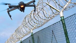 Prisión es atacada con drones desde el exterior en guerra entre bandas y policías se esconden