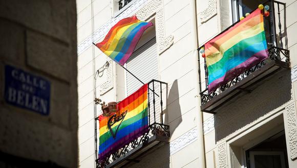 Ambiente en el barrio de Chueca, en Madrid. El "Orgullo Global" promete revivir el espíritu del este acontecimiento anual con una fiesta especial difundida en directo por internet las 24 horas.
(EFE/Luca Piergiovanni).