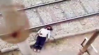 Ate: hombre se queda dormido en los rieles del tren | VIDEO