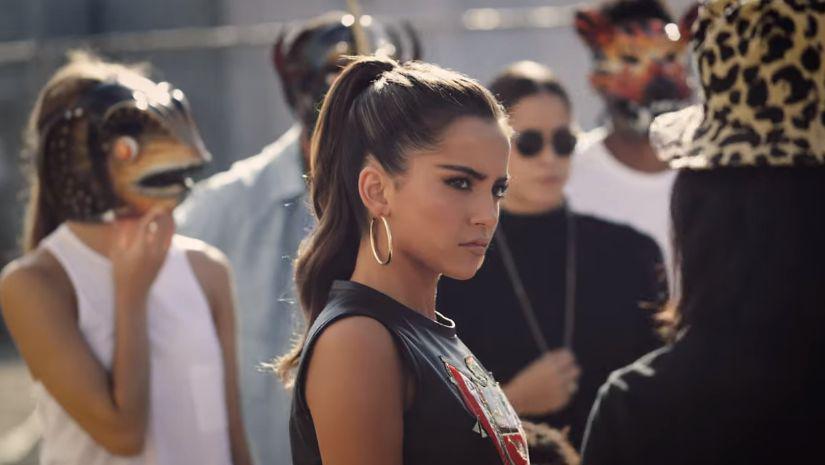 Isabela Moner compartió el detrás de cámaras del video de su tema "Papi". (Imagen: YouTube)