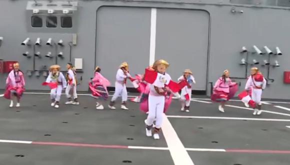 Estudiantes navales del CITEN  de la Marina de Guerra celebran las Fiestas Patrias con danza típica desde el BAP Pisco, en el Callao. (Captura: América Noticias)