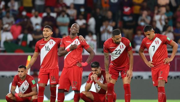 Los jugadores de Perú reaccionan ante un fallo en la definición por penales durante el partido de play-offs entre confederaciones de la Copa Mundial de la FIFA 2022 entre Australia y Perú el 13 de junio de 2022, en el Estadio Ahmed bin Ali en la ciudad qatarí de Ar-Rayyan. (Foto de KARIM JAAFAR / AFP)