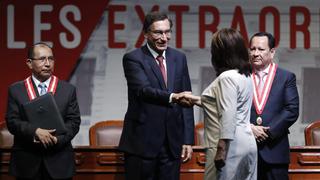 Martha Chávez se negó a tomarse foto oficial con Martín Vizcarra tras entrega de credenciales