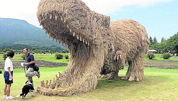 campo japonés se llena de dinosaurios de paja. 