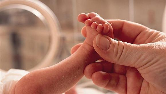 Bebé prematura más pequeña del mundo con 245 gramos logra sobrevivir
