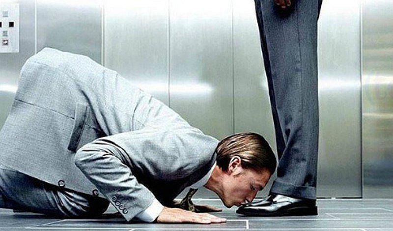 ¿Cómo dejar de adular al jefe en el trabajo?