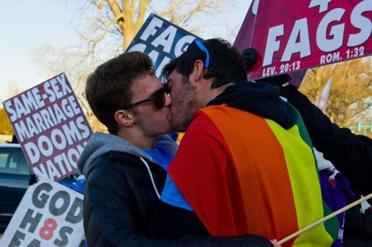 Gais luchan en tribunales de EE.UU. para casarse entre ellos y adoptar niños