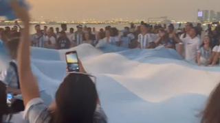 El espectacular banderazo de los hinchas de Argentina en las calles de Doha