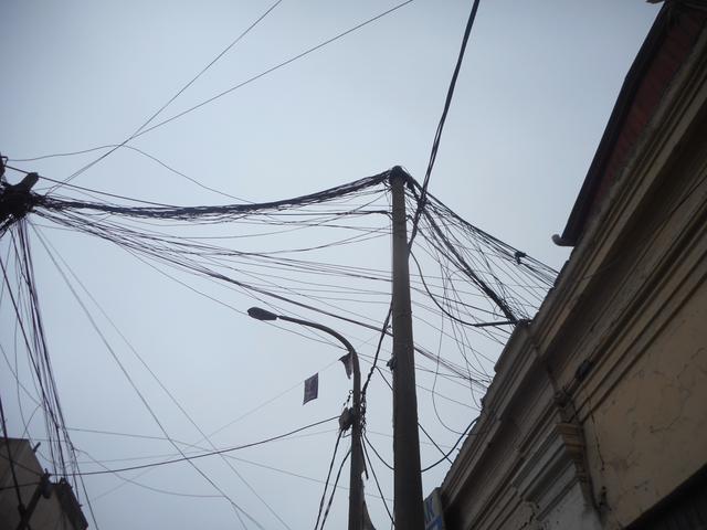 Cables de teléfono son un peligro en el Rímac [FOTOS]