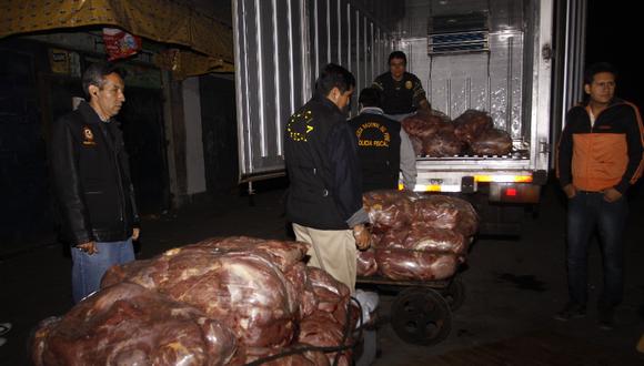 Incautan 500 kilos de carne de caballo en mercado de La Victoria
