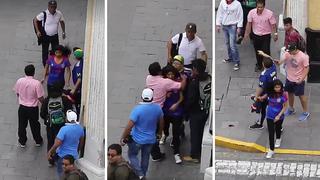 Pareja hincha de la U. de Chile son golpeados y empujados por un grupo de personas en Arequipa
