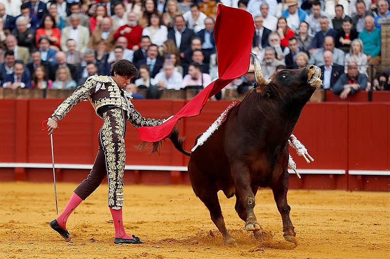 ​Torero peruano Andrés Roca Rey corta una oreja y destaca en Sevilla
