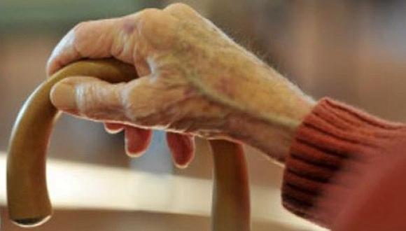 ​Le cortó la garganta a su abuela de 94 años con cuchillo de pan tras no soportar su demencia