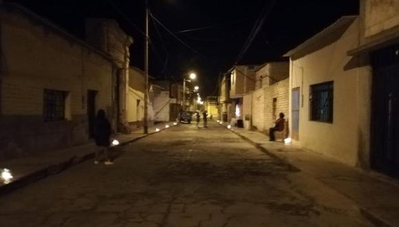 La Libertad: Vecinos del distrito de San José de Pacasmayo encendieron velas y rezaron el Rosario desde puertas y ventanas y piden por el fin de la pandemia.