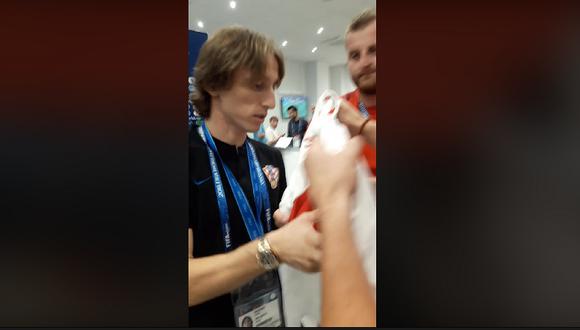 Regalan camiseta de la selección peruana a Luka Modric tras disputar la final del mundial (VIDEO)