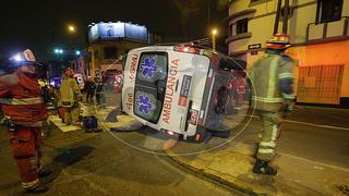 Choque de taxi contra ambulancia deja cuatro heridos en el Cercado de Lima (VIDEO)