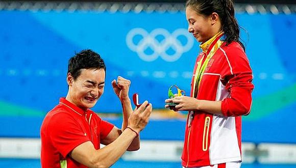 Río 2016:  Saltadora china gana medalla  y su novio le pide matrimonio así [VIDEO] 