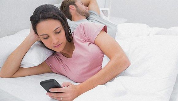 Mujer revisa celular de esposo mientras dormía y va presa