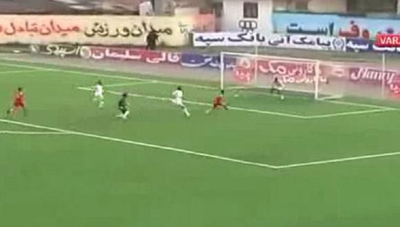 Irán: Jugador suplente ingresa a campo para evitar un gol [VIDEO]