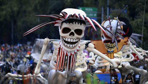 La gente participa en el "Desfile del Día de Muertos" en la Ciudad de México el 29 de octubre de 2022. (Foto de CLAUDIO CRUZ / AFP)