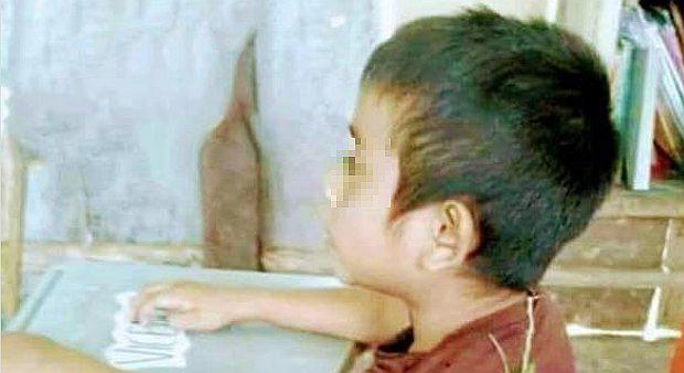 Foto de niño con muchas ganas de estudiar emociona en las redes sociales