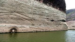 Estudian estatua milenaria de Buda oculta por un pantano 