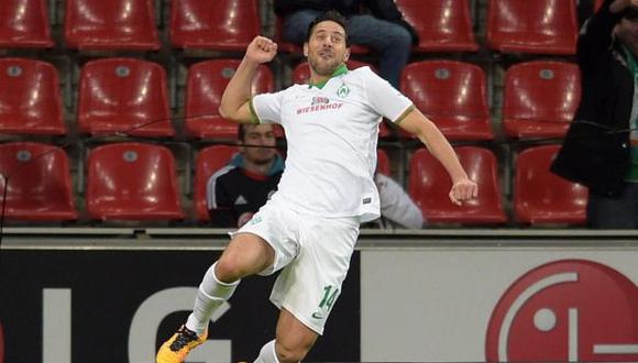 Claudio Pizarro celebra la vuelta de Werder Bremen a Bundesliga. (Foto: EFE)